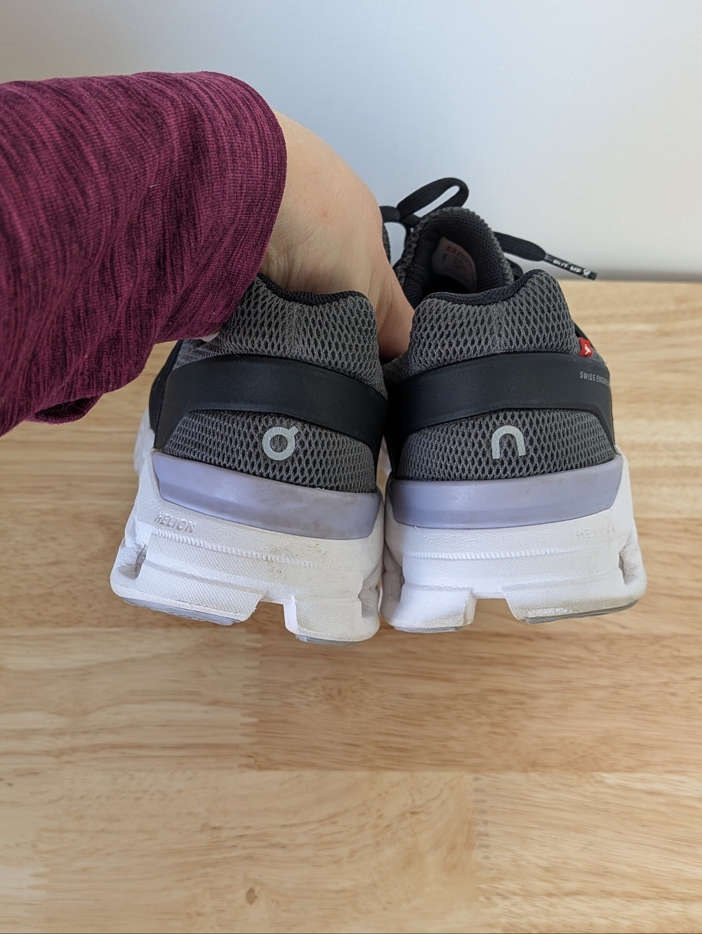 On Cloud Cloud swift Women's Running Sneaker Size 7 Black Purple - Picture 3 of 8